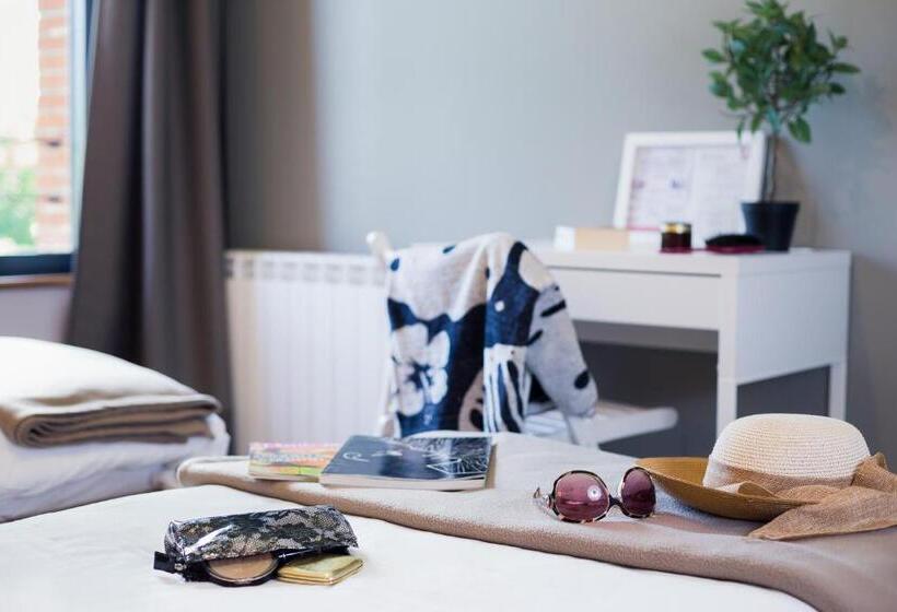 هتل Domaine De Garabaud