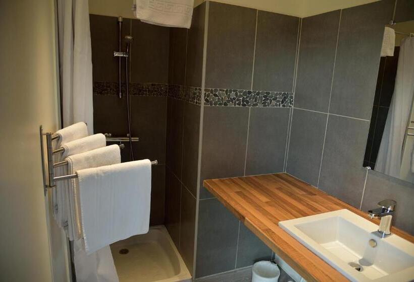 هتل Domaine De Garabaud