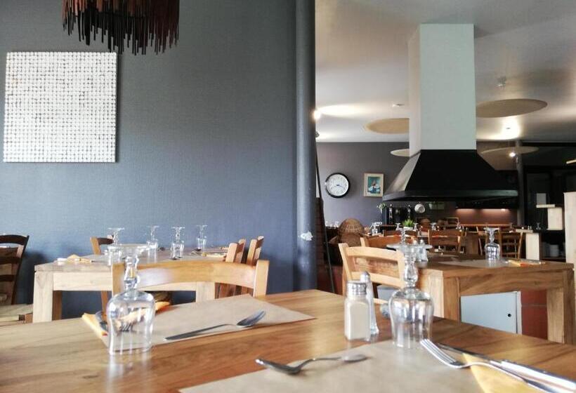 هتل Domaine De Garabaud