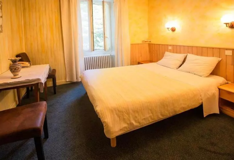 هتل Hôtel Restaurant La Petite Auberge