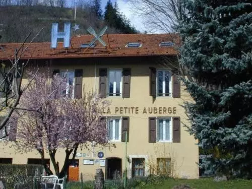 هتل Hôtel Restaurant La Petite Auberge