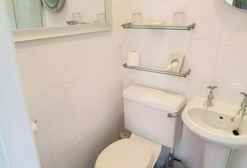 تختخواب و صبحانه Briarbank Guest House