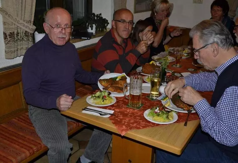 ホテル Pension Zum Grünen Wald