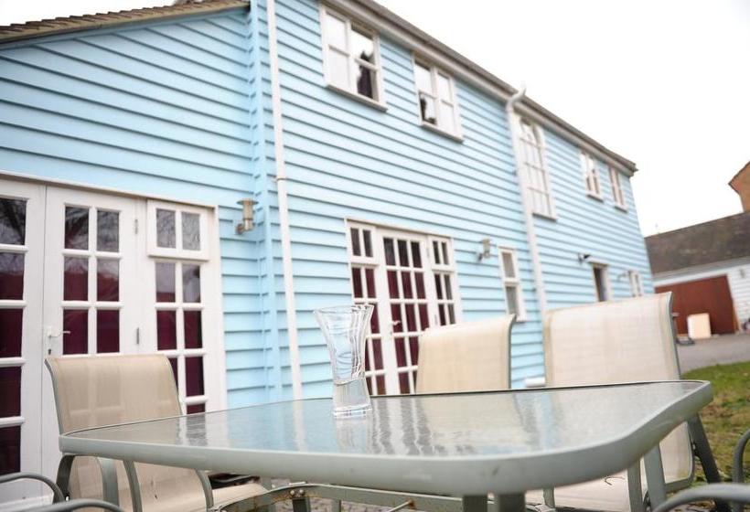 فندق The Greyhound Cottage