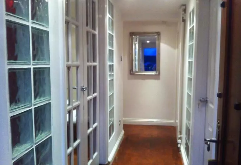 Hotelli The Greyhound Cottage