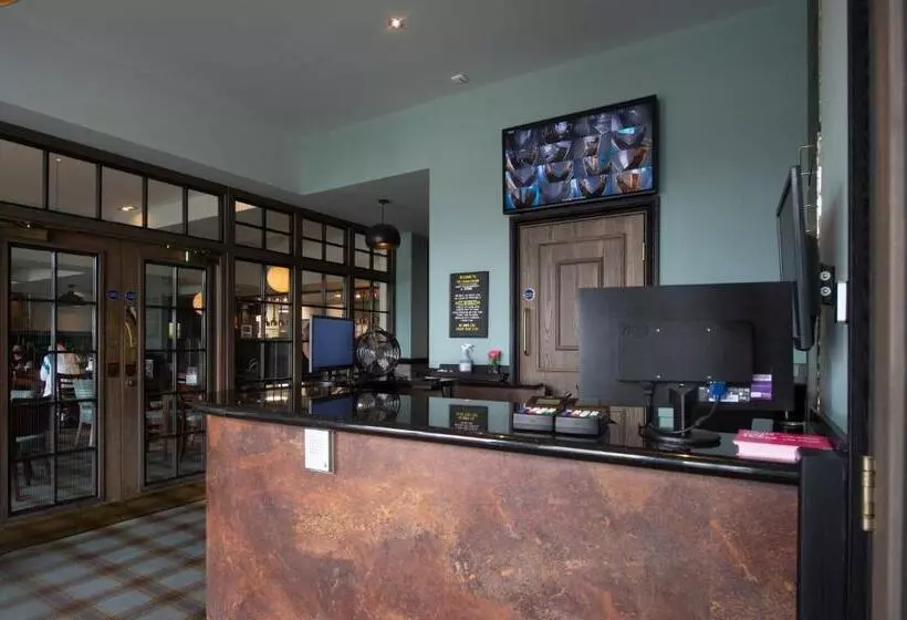 هتل The Saxon Crown Wetherspoon