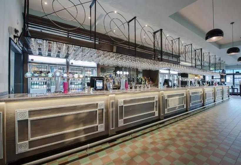 هتل The Saxon Crown Wetherspoon