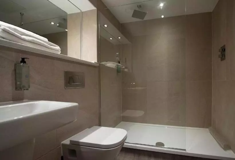 هتل The Saxon Crown Wetherspoon