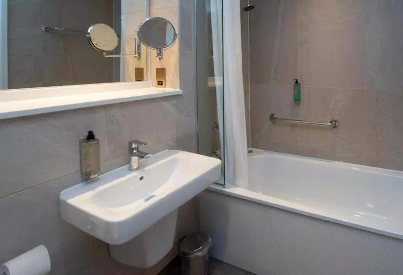 هتل The Saxon Crown Wetherspoon