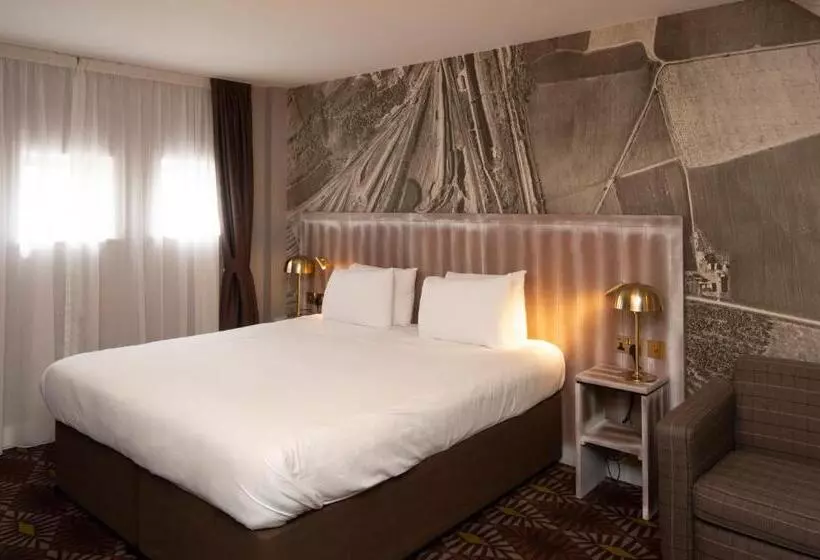 هتل The Saxon Crown Wetherspoon