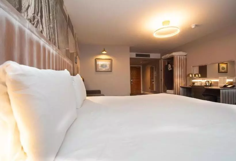 هتل The Saxon Crown Wetherspoon