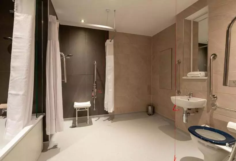 هتل The Saxon Crown Wetherspoon