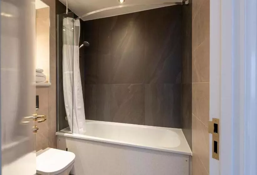 هتل The Saxon Crown Wetherspoon