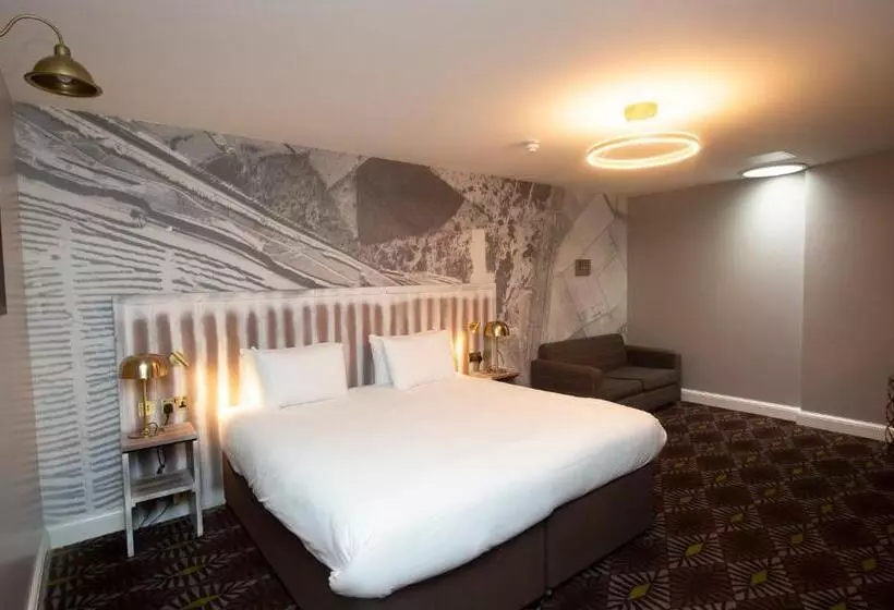 هتل The Saxon Crown Wetherspoon