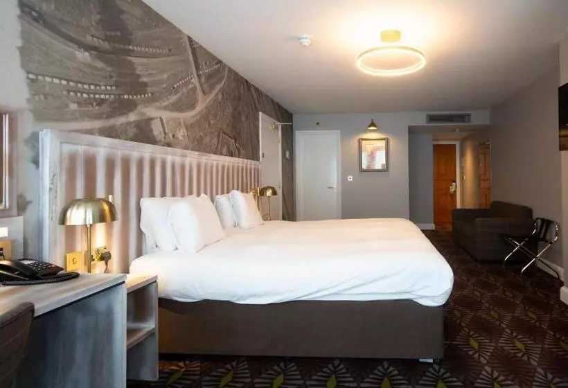 هتل The Saxon Crown Wetherspoon