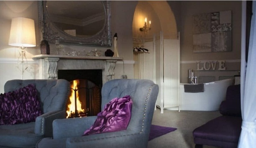 تختخواب و صبحانه The Castle House