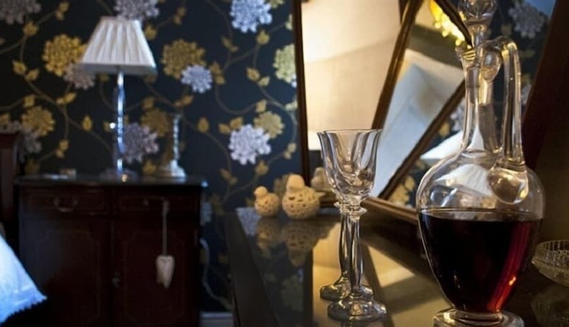 تختخواب و صبحانه The Castle House