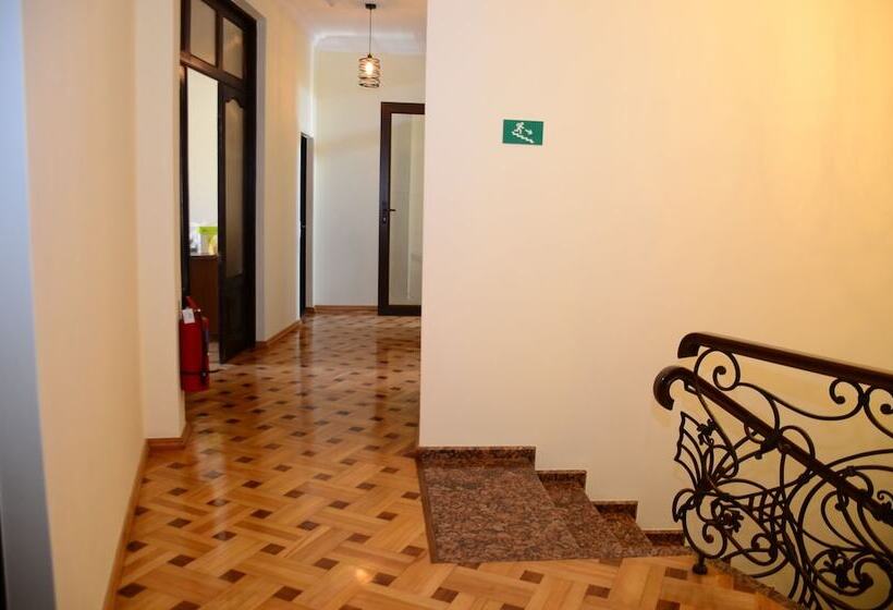 هاستل Guest House Batumi Globus