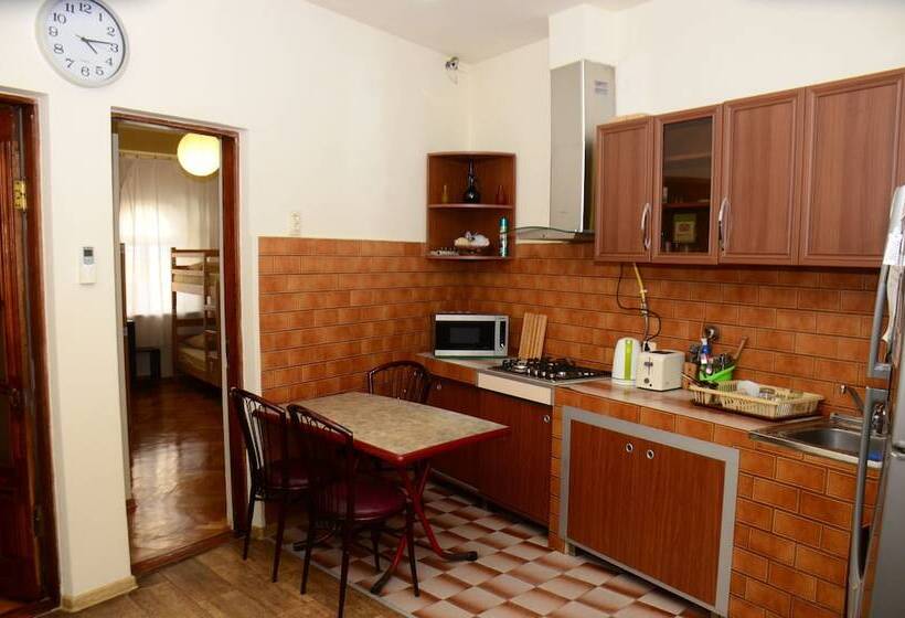 هاستل Guest House Batumi Globus