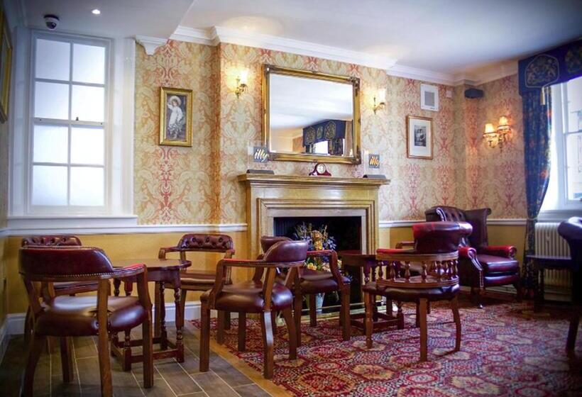 فندق The Golden Lion