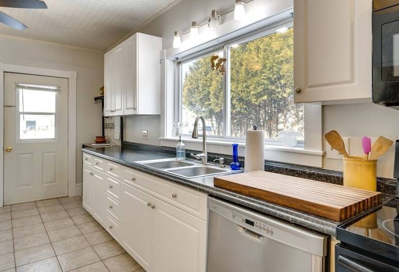 Cozy New Hampshire Retreat W/ Fire Pit & Porch!