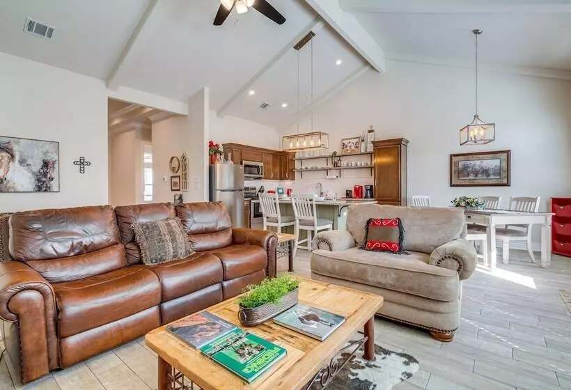 Idyllic Lago Vista Home < 1 Mi To Lake Travis!