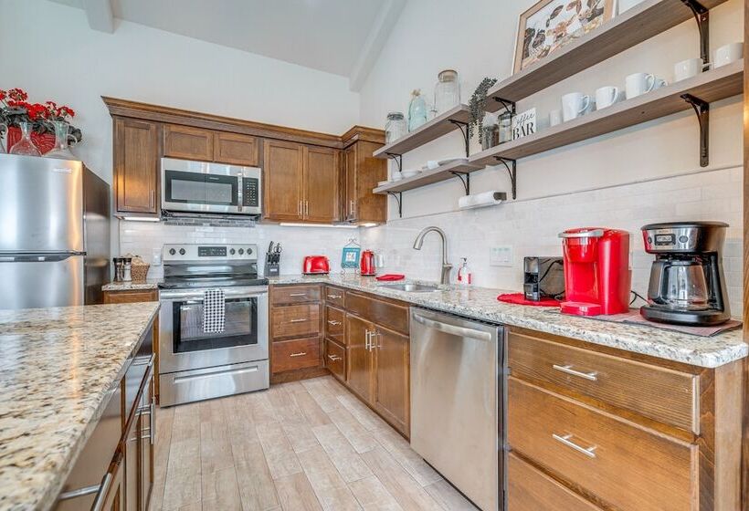 Idyllic Lago Vista Home < 1 Mi To Lake Travis!