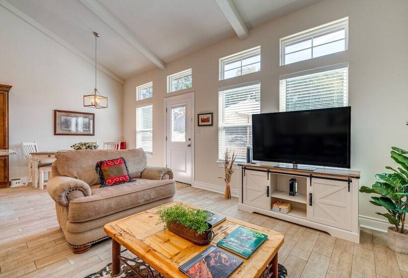 Idyllic Lago Vista Home < 1 Mi To Lake Travis!