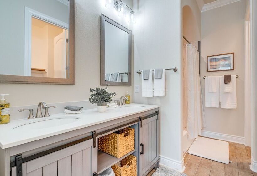 Idyllic Lago Vista Home < 1 Mi To Lake Travis!