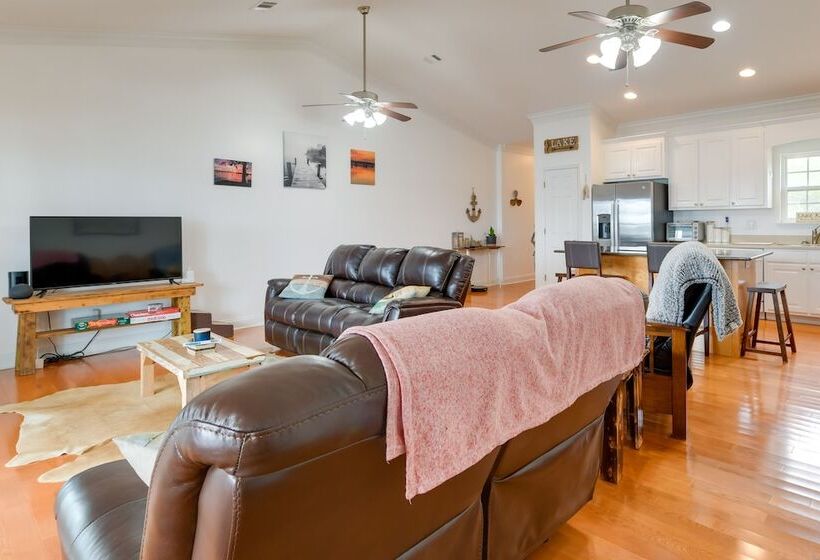 Lakefront Georgia Escape W/ Fire Pit & Boat Dock!