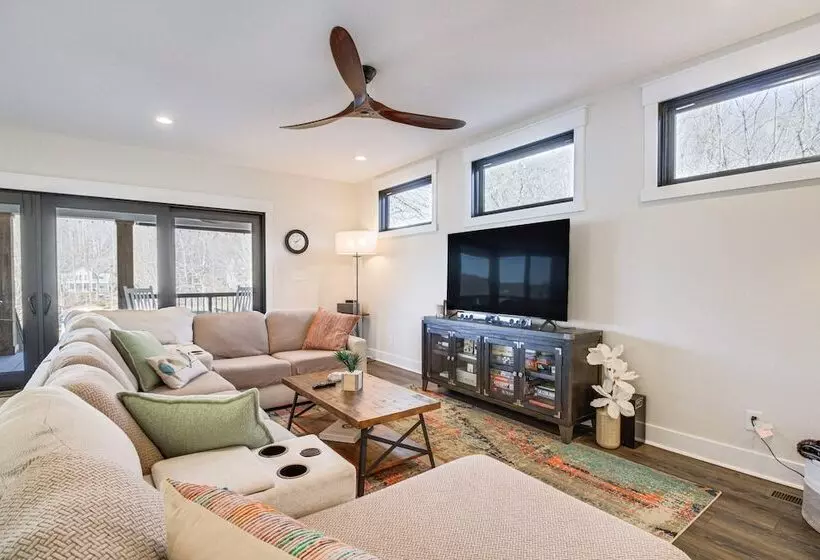 Lakefront Moneta Home W/ Hot Tub & Boat Dock!