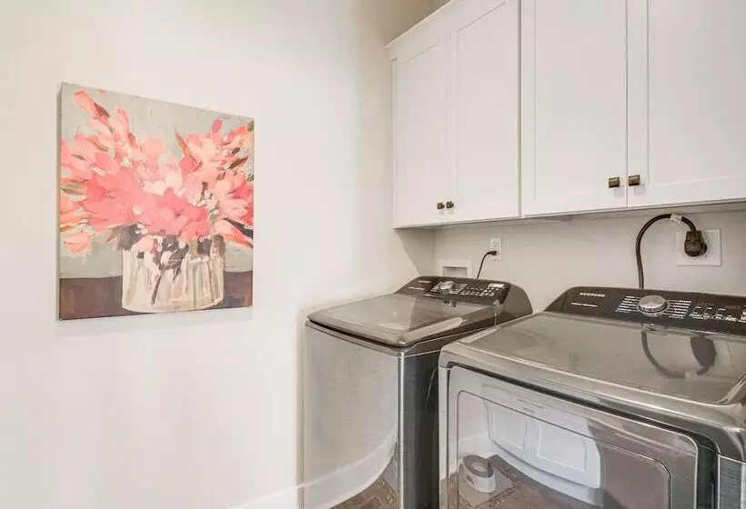 Lakefront Moneta Home W/ Hot Tub & Boat Dock!