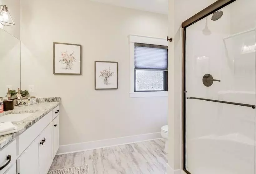 Lakefront Moneta Home W/ Hot Tub & Boat Dock!