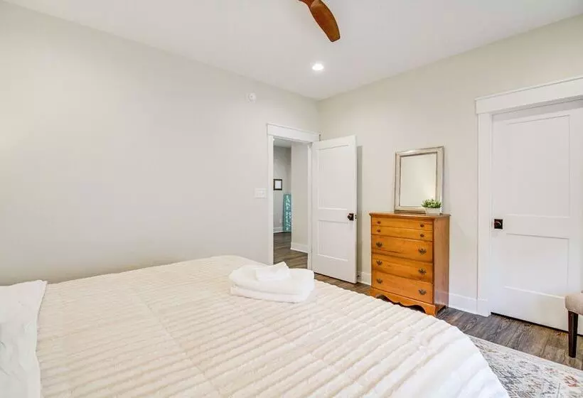 Lakefront Moneta Home W/ Hot Tub & Boat Dock!