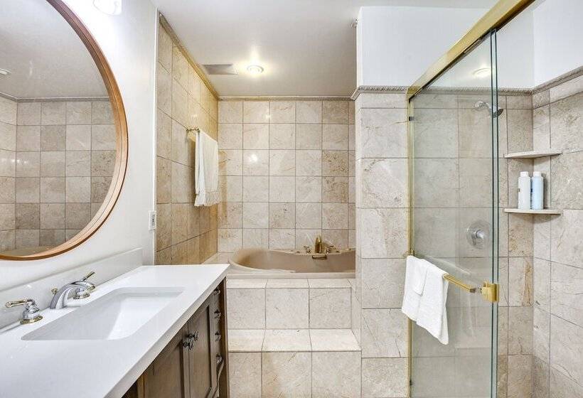 15 Mi To Beach: Modern Coral Springs Home