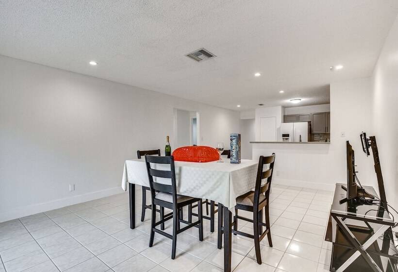 15 Mi To Beach: Modern Coral Springs Home