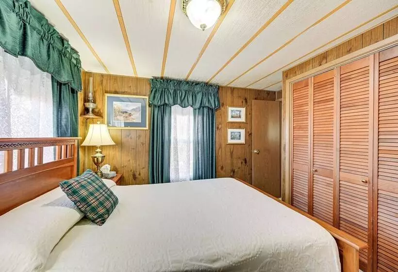 Classic Country Retreat In Ronda On 5 Acres!