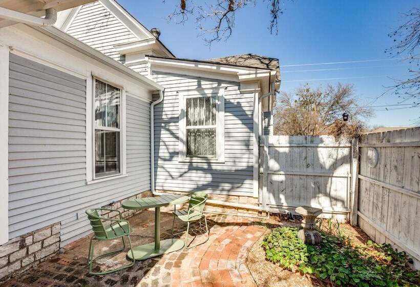 Granbury Home W/ Fire Pit, Walk To The Square!