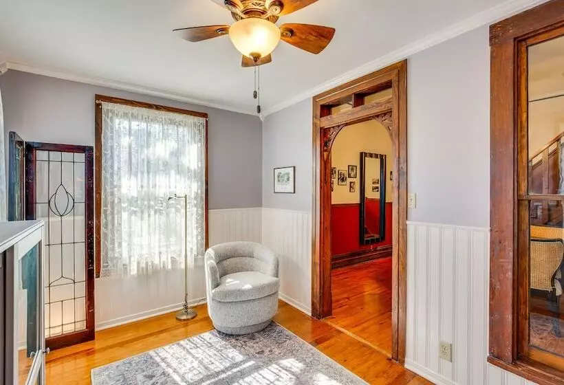 Granbury Home W/ Fire Pit, Walk To The Square!