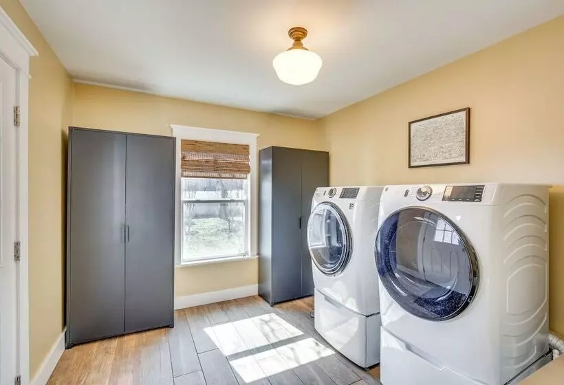 Granbury Home W/ Fire Pit, Walk To The Square!