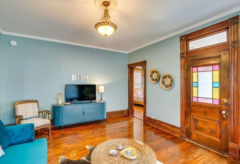 Granbury Home W/ Fire Pit, Walk To The Square!