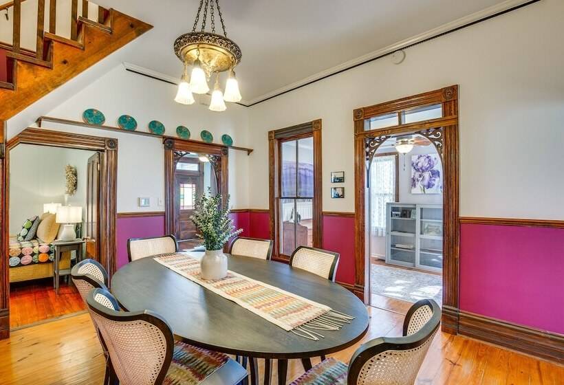 Granbury Home W/ Fire Pit, Walk To The Square!