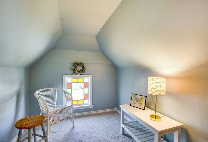 Granbury Home W/ Fire Pit, Walk To The Square!