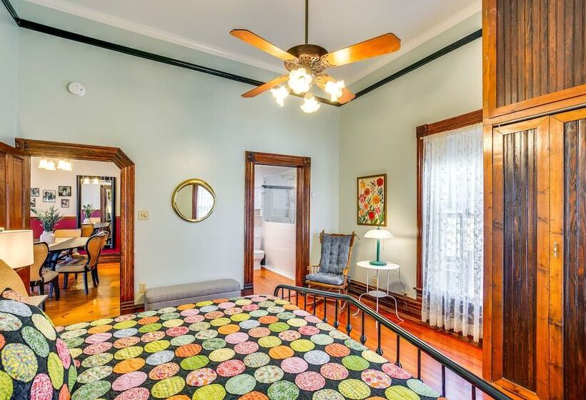 Granbury Home W/ Fire Pit, Walk To The Square!