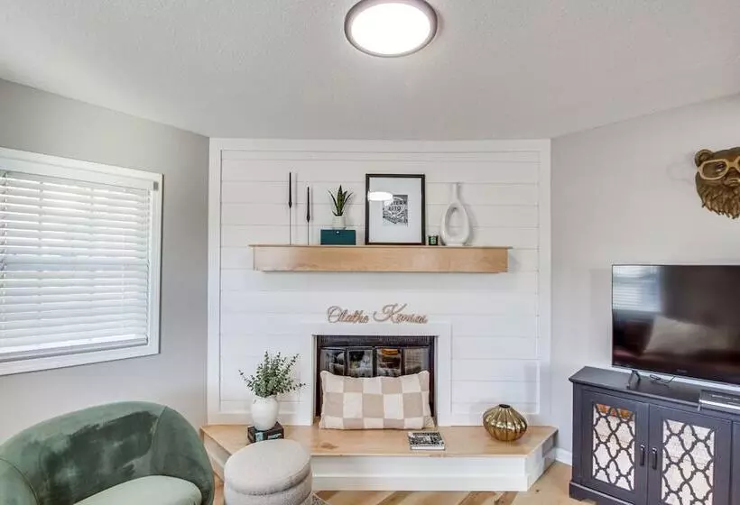 Modern & Stylish Olathe Home In Prime Location