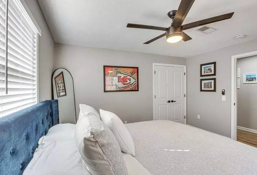 Modern & Stylish Olathe Home In Prime Location