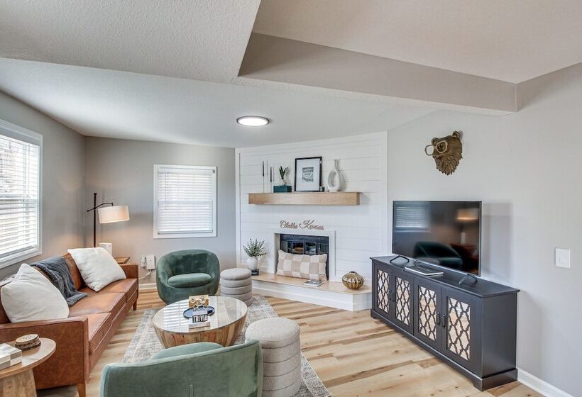 Modern & Stylish Olathe Home In Prime Location