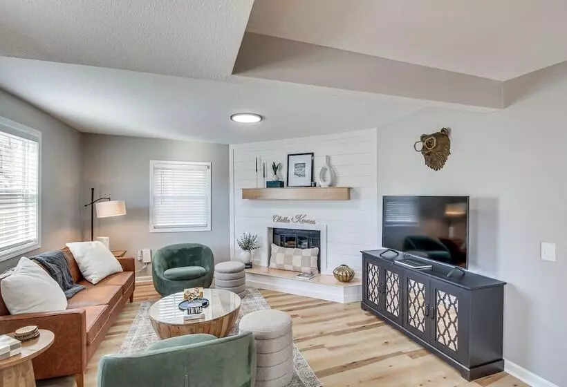 Modern & Stylish Olathe Home In Prime Location