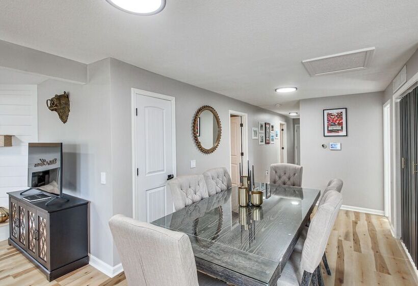 Modern & Stylish Olathe Home In Prime Location