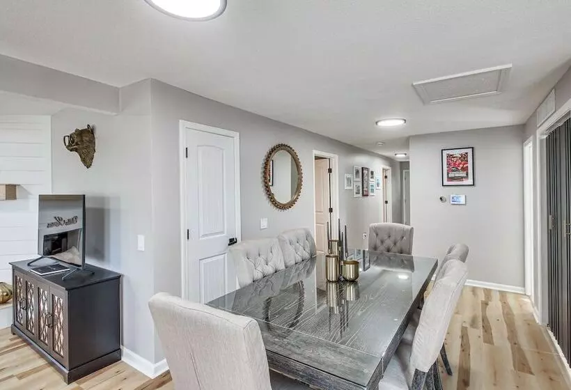 Modern & Stylish Olathe Home In Prime Location